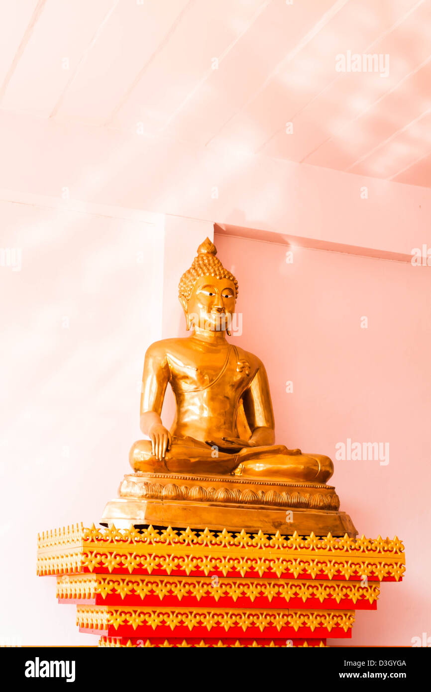 Sitzende bronzene Buddhastatue Bild innerhalb der Schule Mönchzimmer Stockfoto