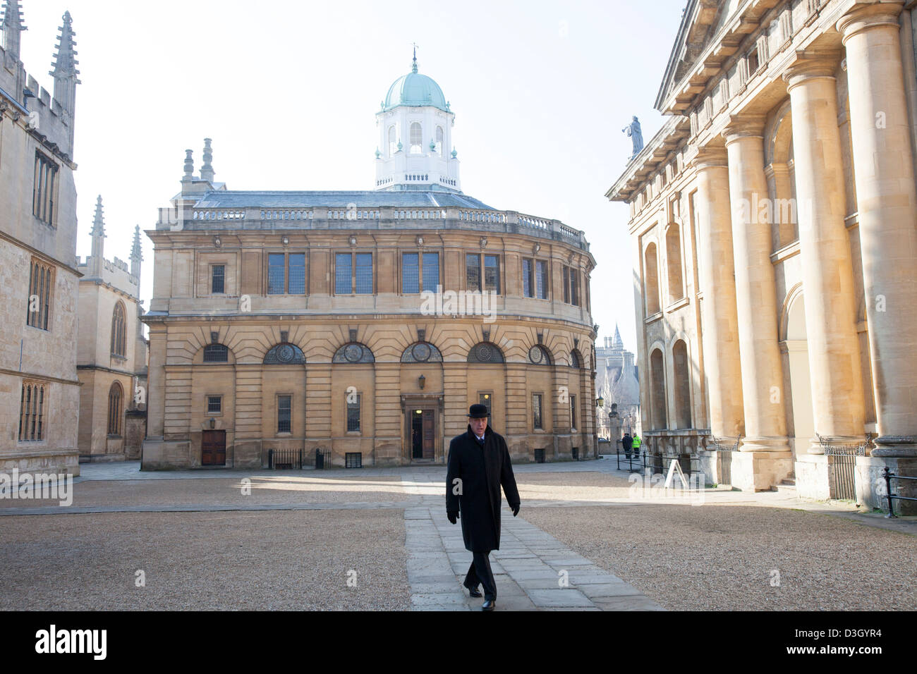 Ein Oxford-Scout vor den Toren der Bodleian und das Sheldonian. Stockfoto