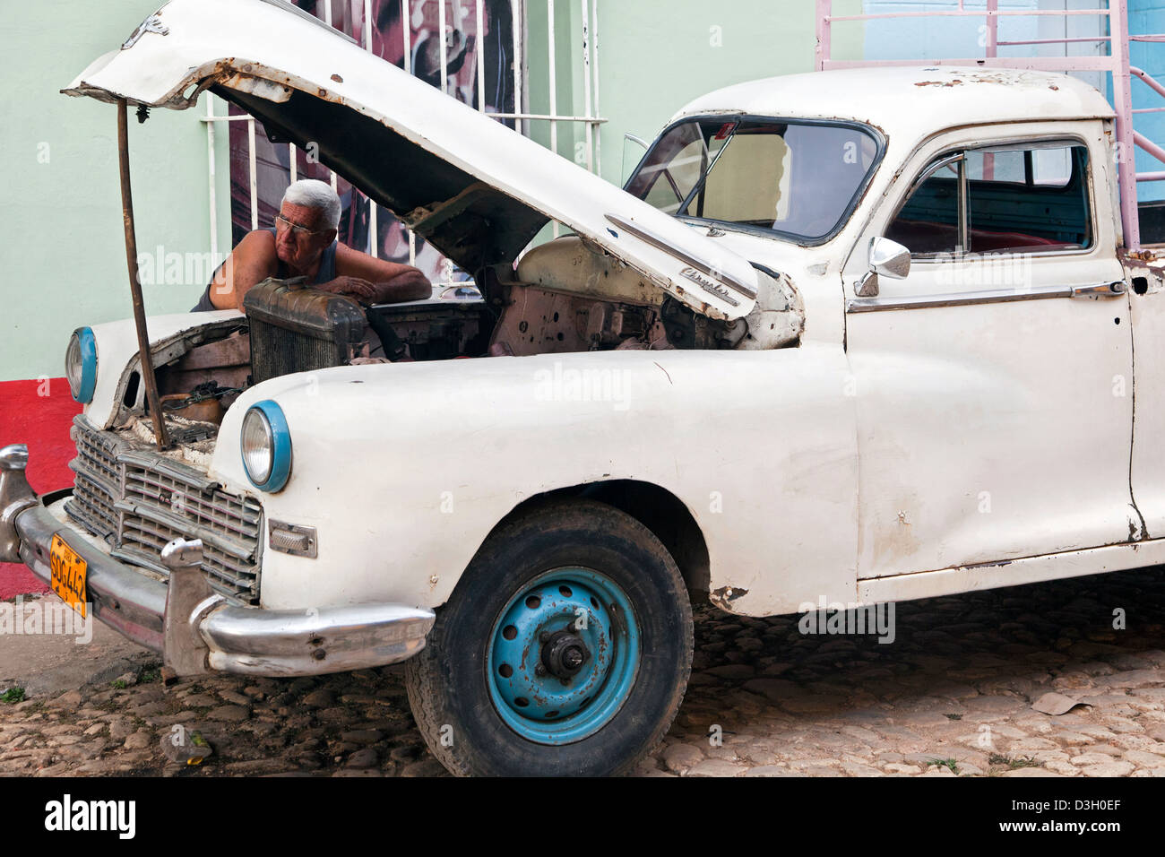 Kubanische Kfz-Mechaniker, die Reparatur der 1950er Jahre Vintage amerikanischen Chrysler-Pickup-Truck auf der Straße in Trinidad, Kuba, Karibik Stockfoto