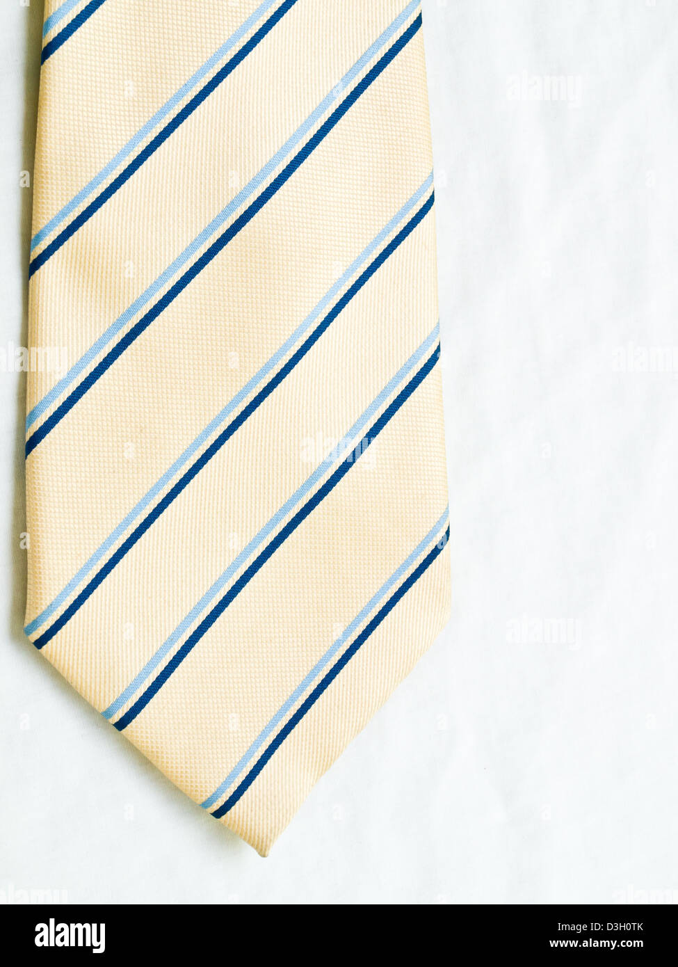 Gestreifte blaue und gelbe Krawatte isoliert auf weißem Hintergrund. Stockfoto