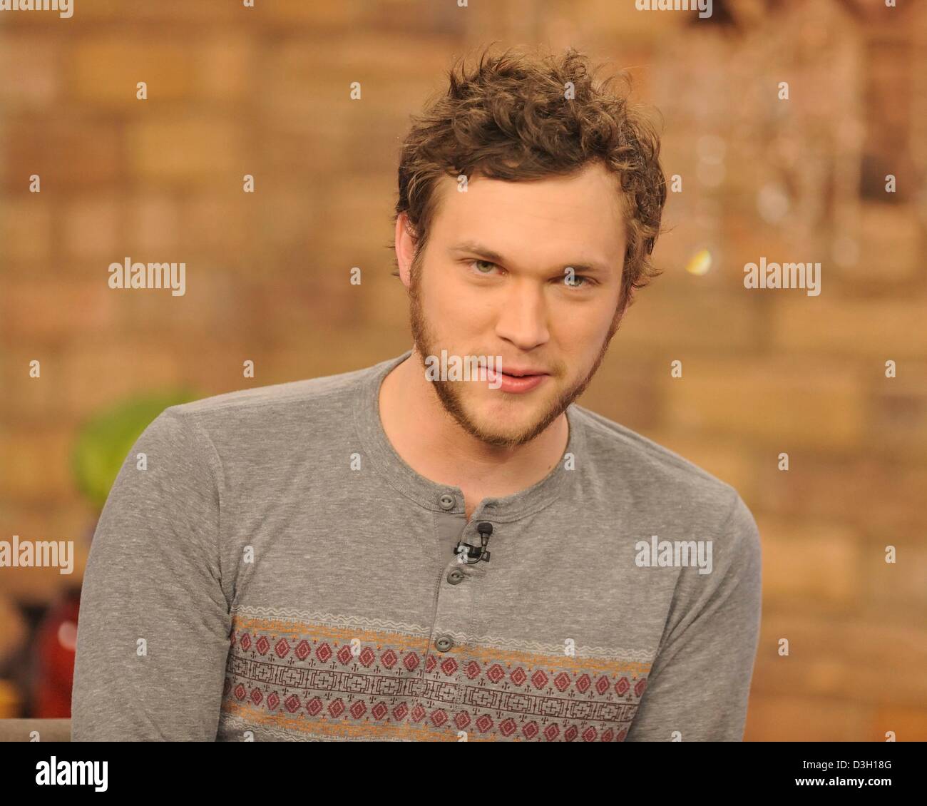 Toronto, Kanada. 19. Februar 2013. Phillip Phillips bei Talkshow auftritt für Phillip Phillips interviewt auf CTV es The Marilyn Denis Show, Toronto, ON 19. Februar 2013. Foto von: Nicole Springer/Everett Collection/Alamy Live-Nachrichten Stockfoto