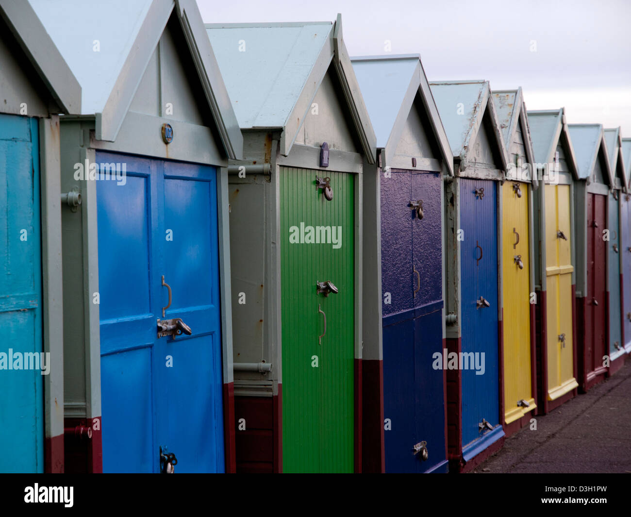Bunte Strandhäuschen entlang des Königs Esplanade, Hove, Sussex, England, UK Stockfoto