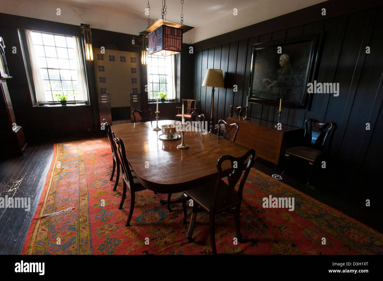 Der Speisesaal mit dunklen Holztäfelung im Hill House von Charles Rennie Mackintosh in Helensburgh, Schottland in der Nähe von Glasgow Stockfoto