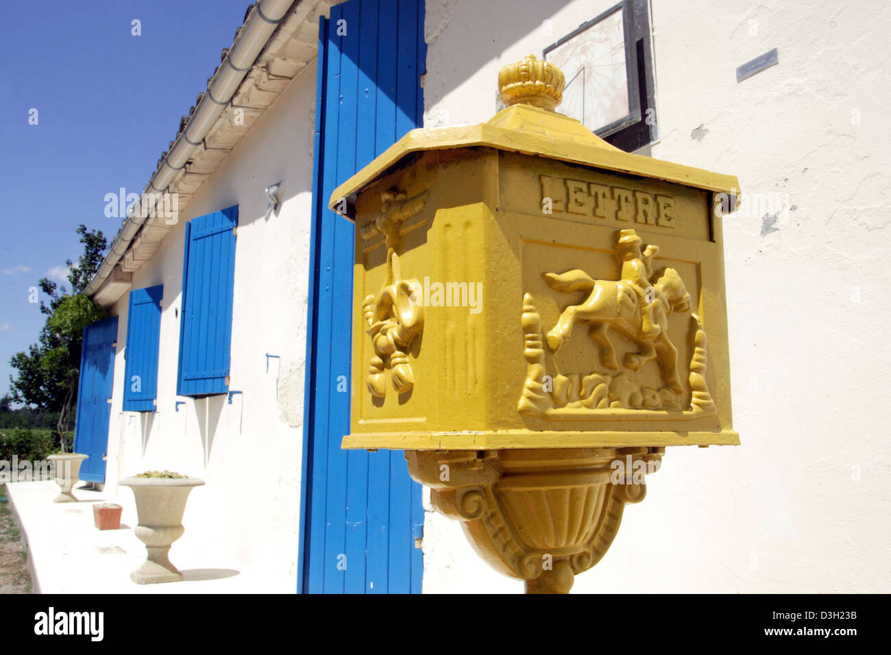 Vier laden, Frankreich, einen alten Briefkasten Stockfoto