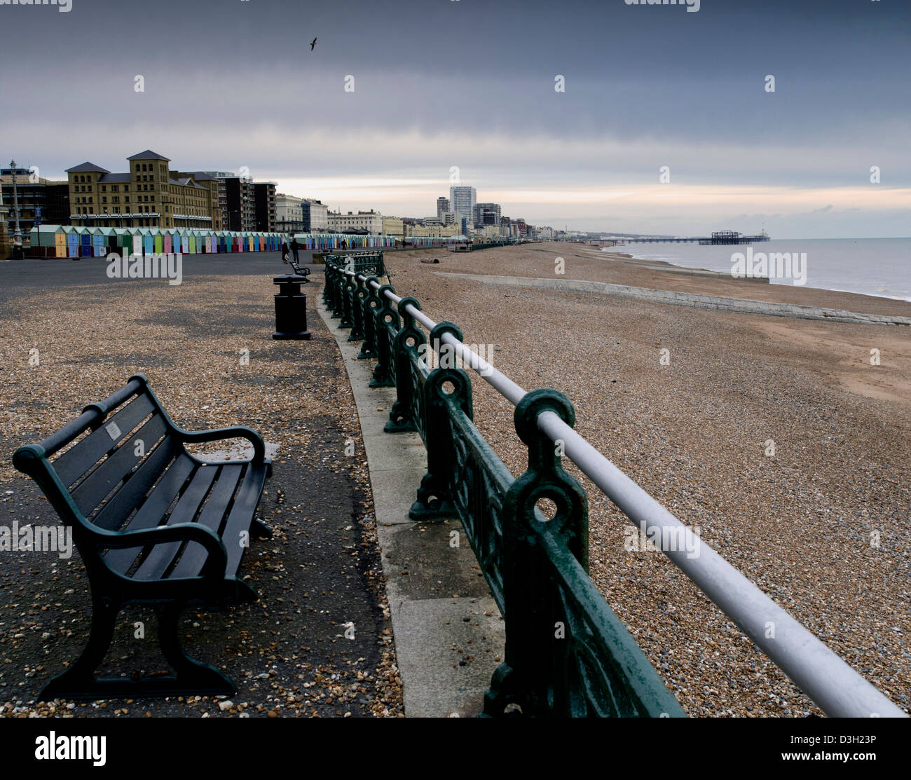 Strand Hütten und Kieselsteinen entlang des Königs Esplanade, Hove, Sussex, UK, in Richtung Brighton und den Piers angespült Stockfoto