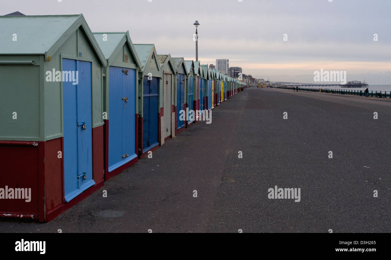 Strandhütten entlang des Königs Esplanade, Hove, Sussex, England, UK, in Richtung Brighton und dem pier Stockfoto