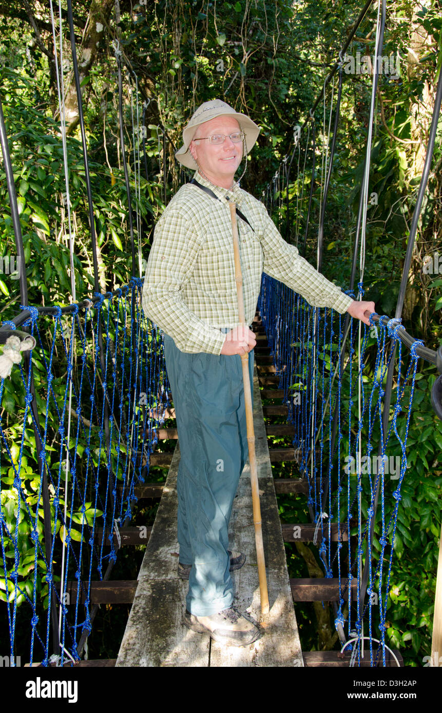 Guatemala, Rio Dulce, Hacienda Tijax Jungle Lodge. Natur und Dschungel Baldachin Wandern, erhöhten Seil Dschungelbrücke. -Modell veröffentlicht. Stockfoto