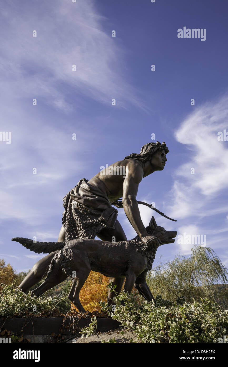 Indische Hunter Statue, Herbstlaub, Cooperstown, New York Stockfoto