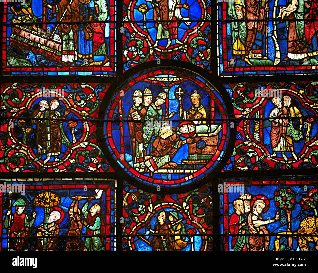 Mittelalterlichen Fenster der gotischen Kathedrale von Chartres, Frankreich, St-Martin von Tour gewidmet. Stockfoto