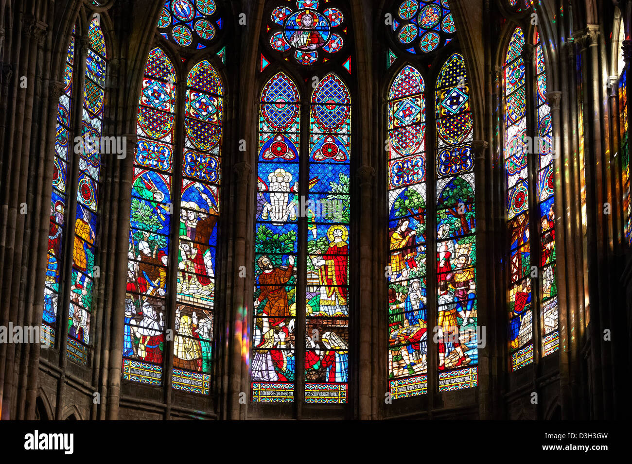 Mittelalterliche gotische Glasfenster zeigen die Könige von Frankreich. Die gotische Kathedrale Basilika Saint-Denis Paris Stockfoto