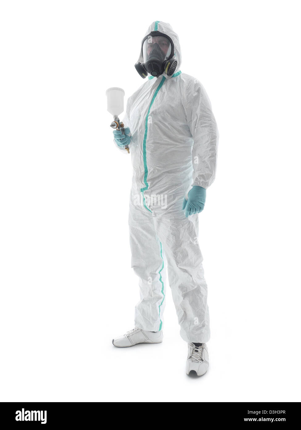 Sprühen Sie Maler tragen weiße Overall, Atemschutz und Pistole geschossen auf weißem Hintergrund Stockfoto