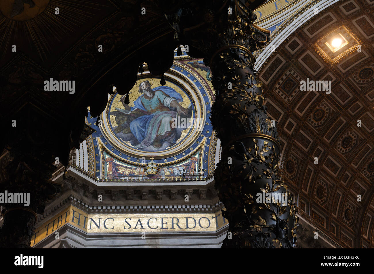 Ein Detail des Kunstwerks um das Innere der Kuppel von St. Peter in Rom. Stockfoto