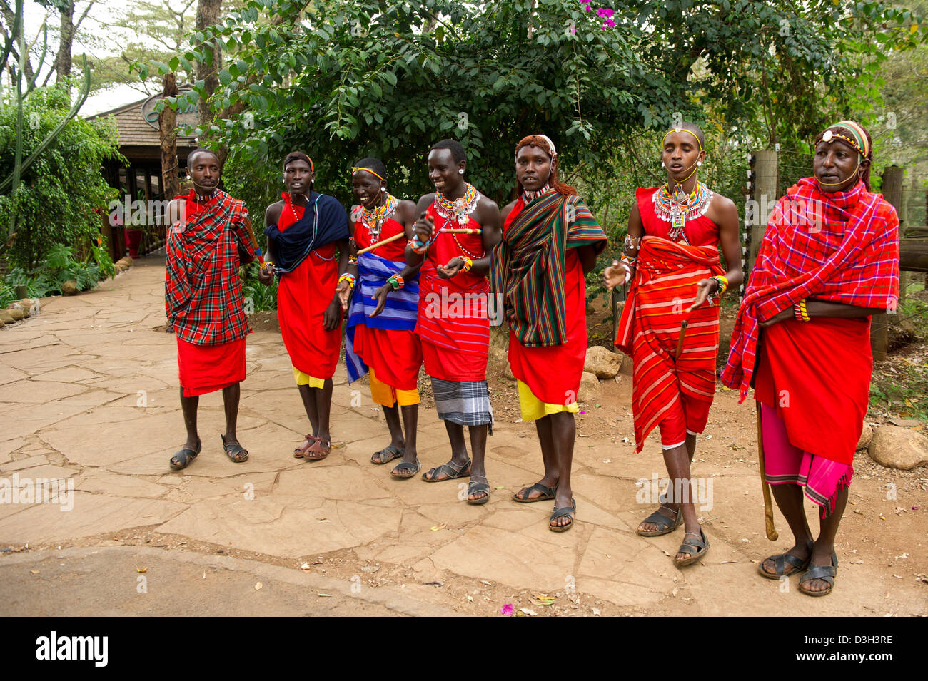 Massai-Krieger am Eingang des Nairobi National Park, Nairobi, Kenia Stockfoto