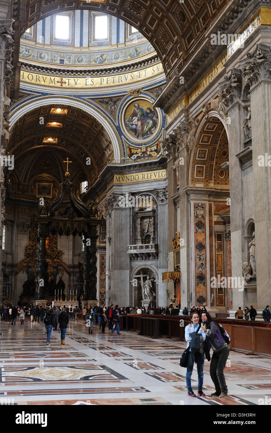 Touristen posieren für ein Foto in St. Peter in Rom. Stockfoto