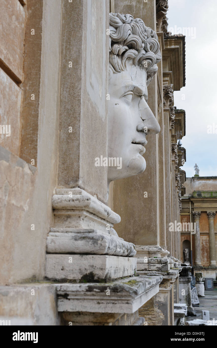 Eine große Marmorstatue / Büste auf dem Display in einen Außenbereich der Musei Vaticani / Vatikanischen Museen in Rom, Italien. Stockfoto