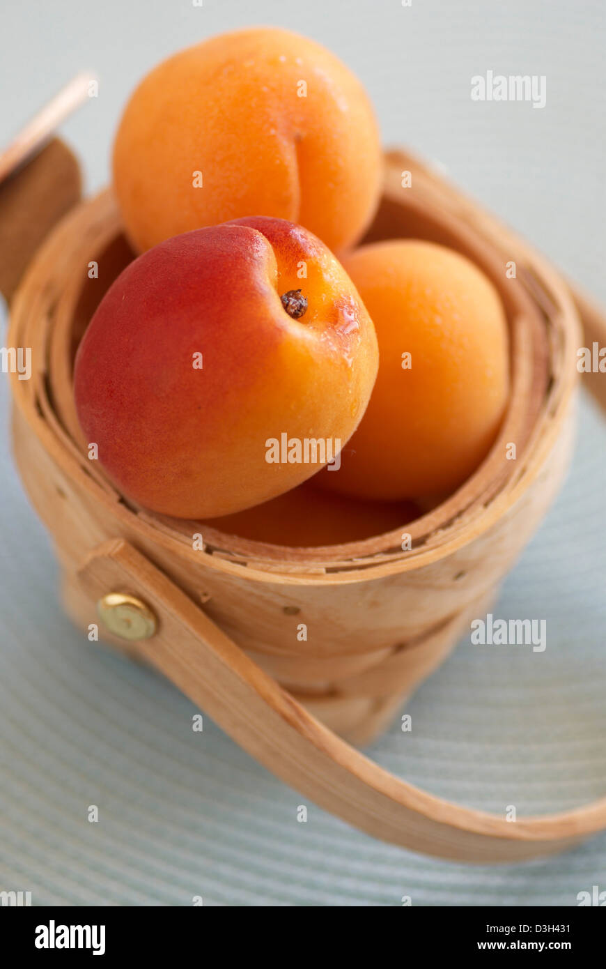 Aprikosen in Mini Holz Korb gestapelt Stockfoto