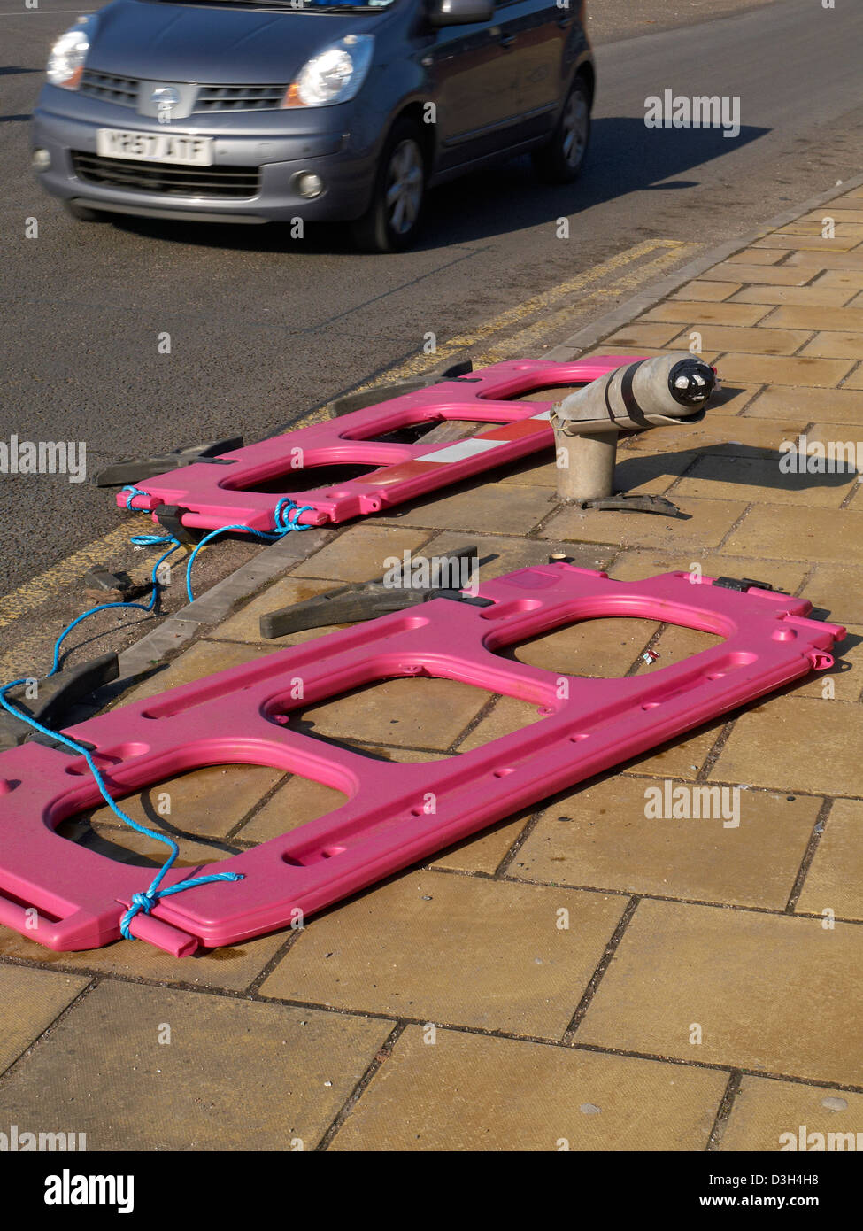 Nutzloser Schutz, nachdem das Auto in Manchester in Großbritannien gegen einen Lampenposten abgestürzt war Stockfoto