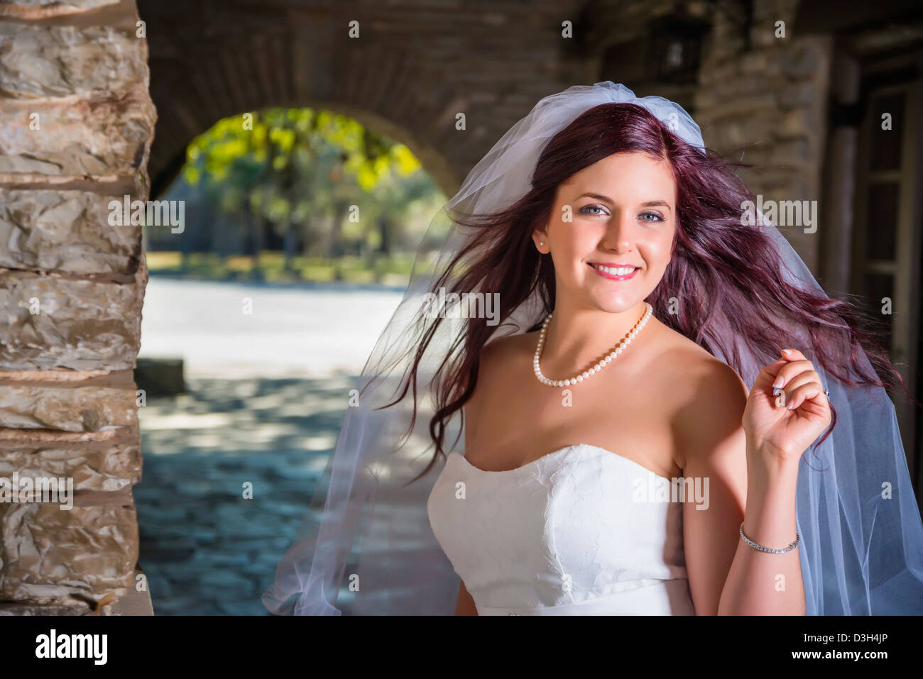 Hochzeit - Braut mit fliegenden Haaren und Schleier im historischen aussehende Webseite Stockfoto