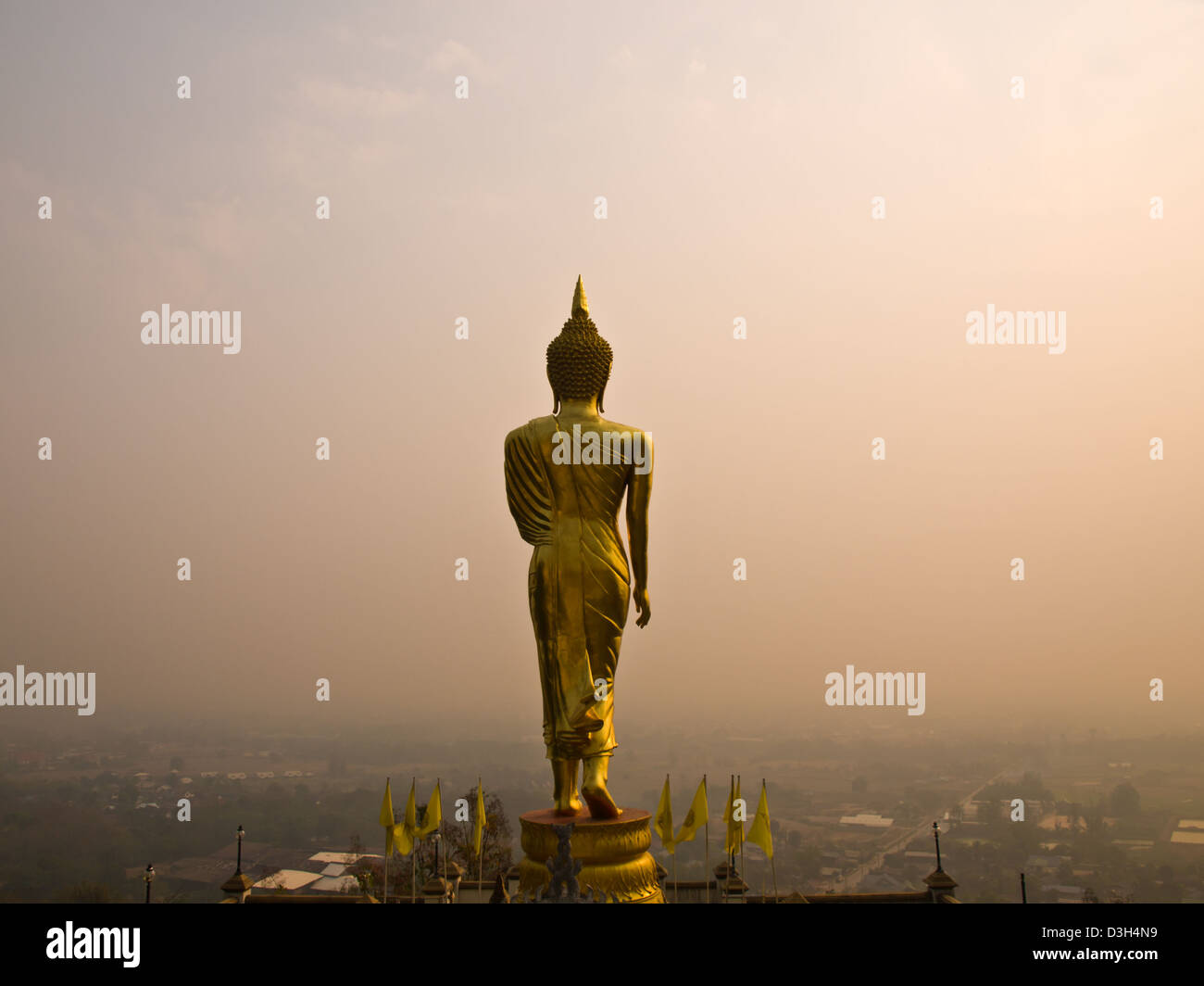 Buddha-Statue auf dem Hügel von Wat Phra, dass Kao Noi, Nan, Thailand Stockfoto