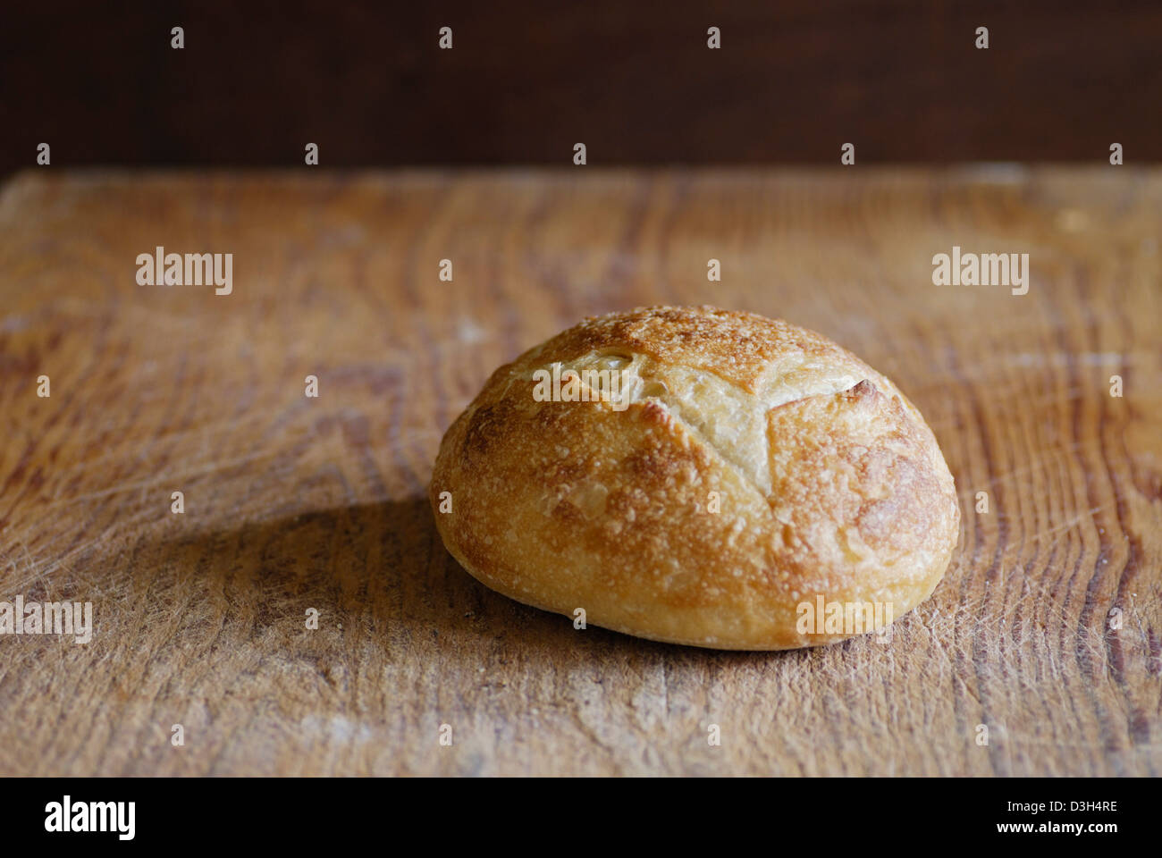 Artisan Mini Sauerteig Brot Schüssel Brotlaib auf Holz Schneidebrett Stockfoto