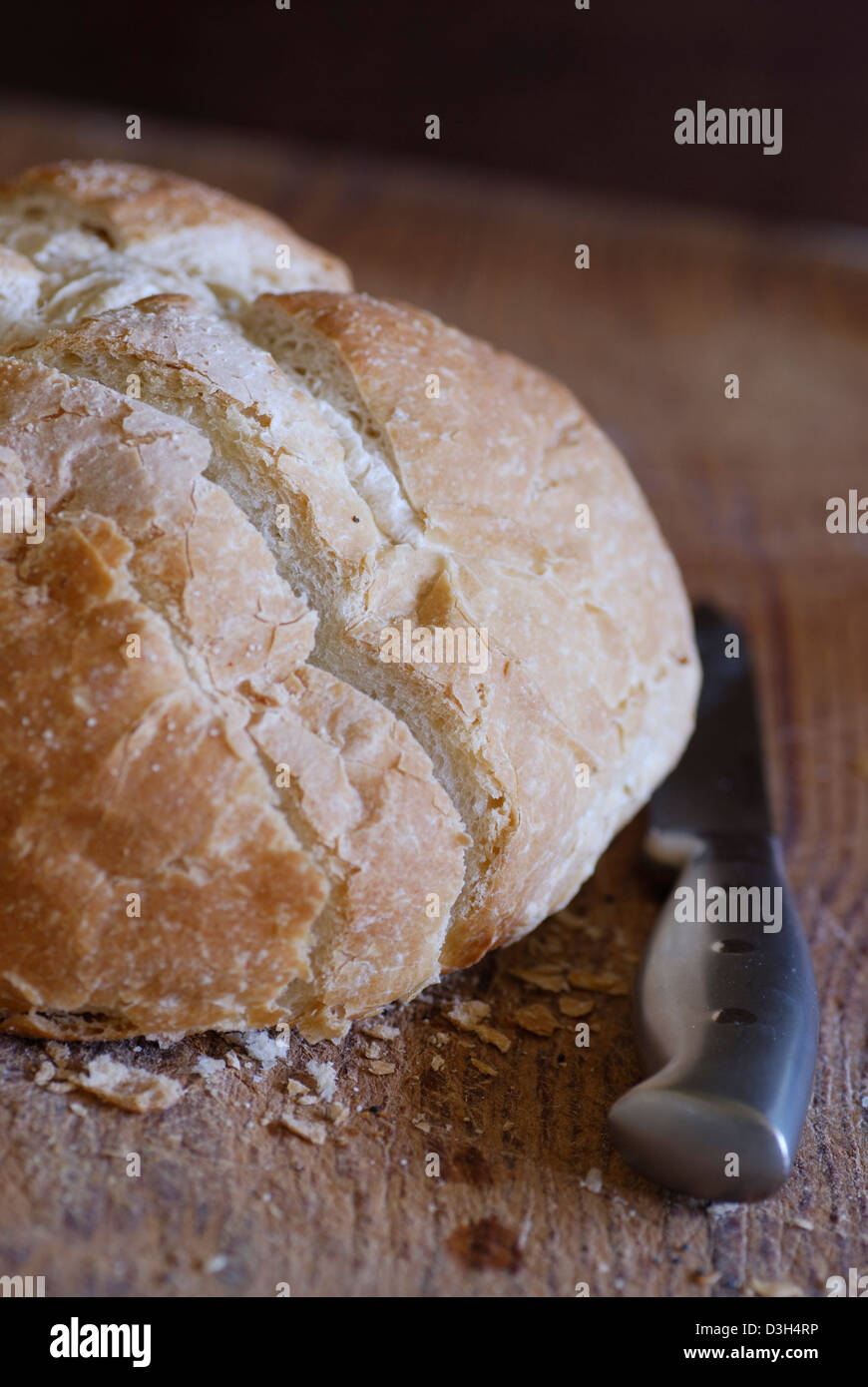 Artisan Brot Sauerteig Brot Brot in Scheiben geschnitten auf Holz Schneidebrett mit Messer Stockfoto