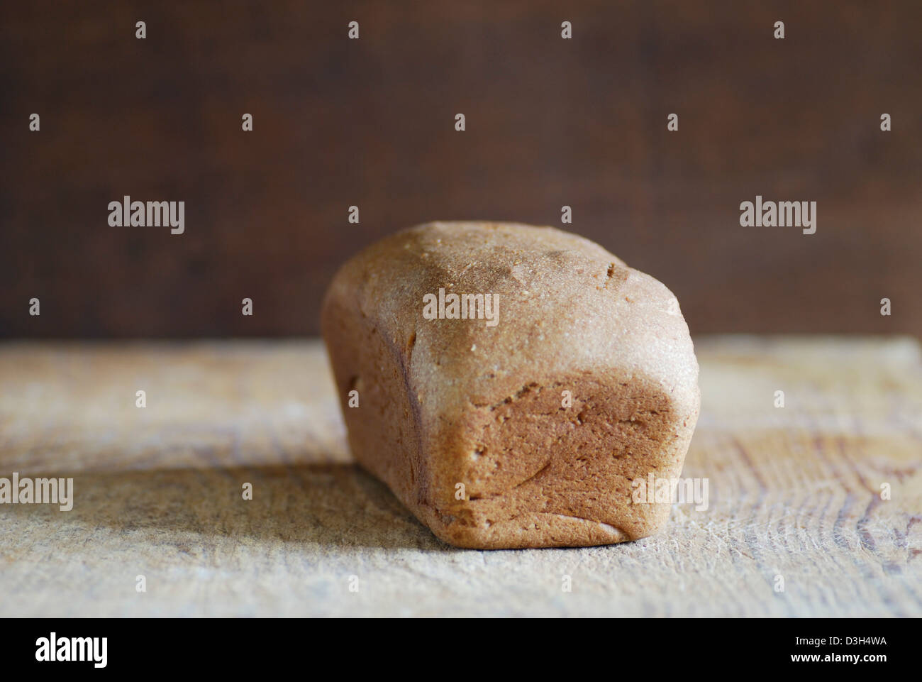 Artisan Brot, ganze Wheat Bread Loaf auf Holz Schneidebrett Stockfoto
