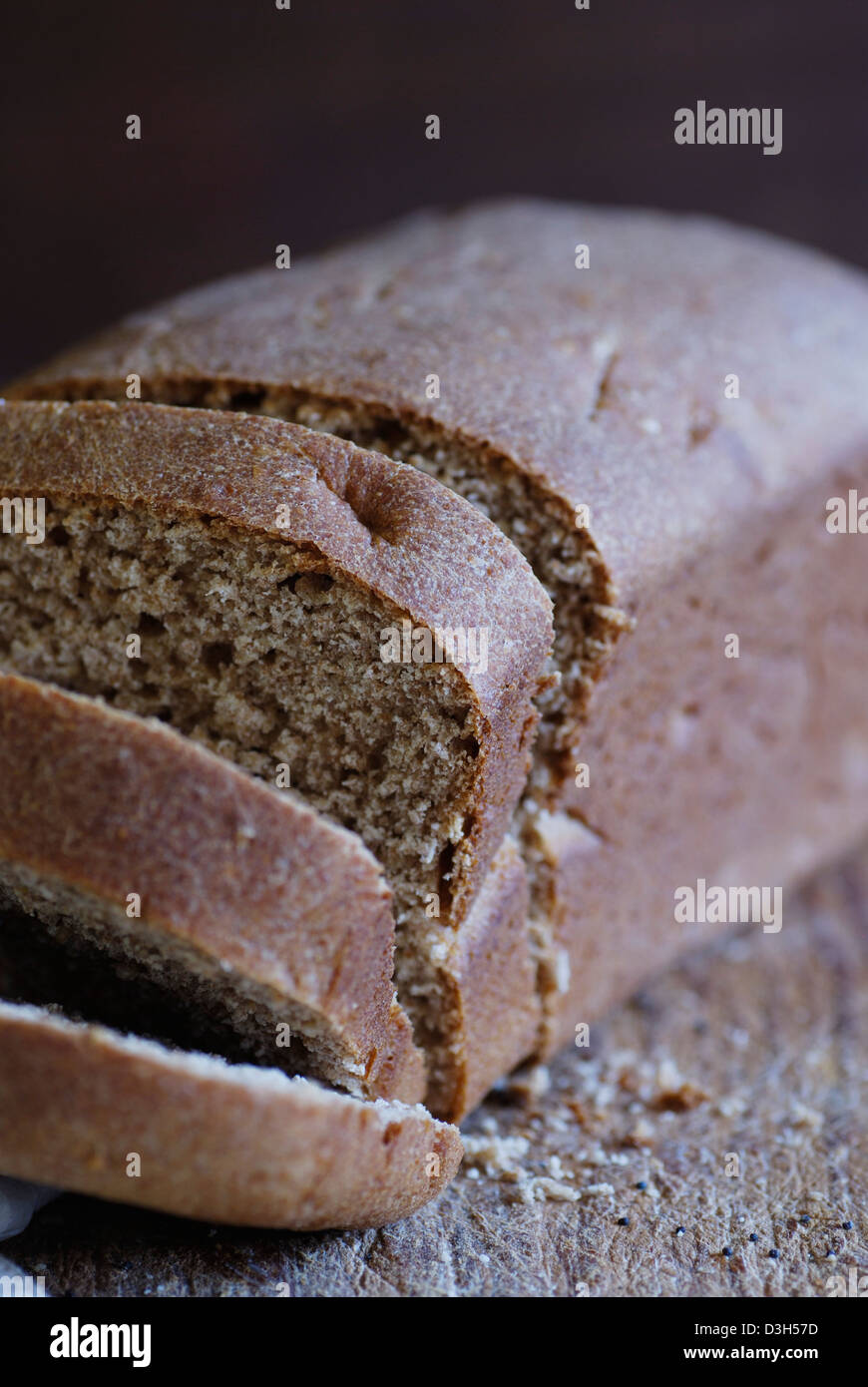 Artisan Brot Vollkornbrot in Scheiben geschnitten auf Holz Schneidebrett Stockfoto