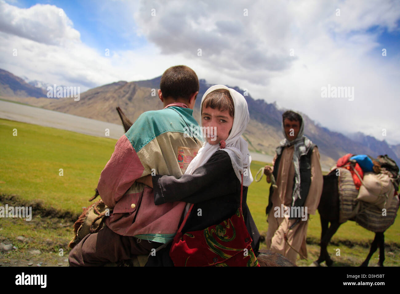 Schülerinnen und Schüler auf dem Weg zur Schule in der Nähe von Sarhad-e-Broghil in den Wakhan-Korridor, Badakhshan, Afghanistan Stockfoto