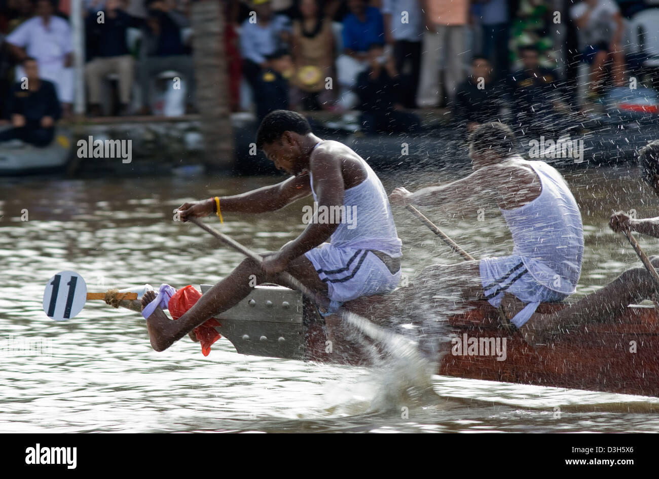 Ruderer während der jährlichen Nehru Trophy Boat Race in Trivandrum, Kerala. Stockfoto