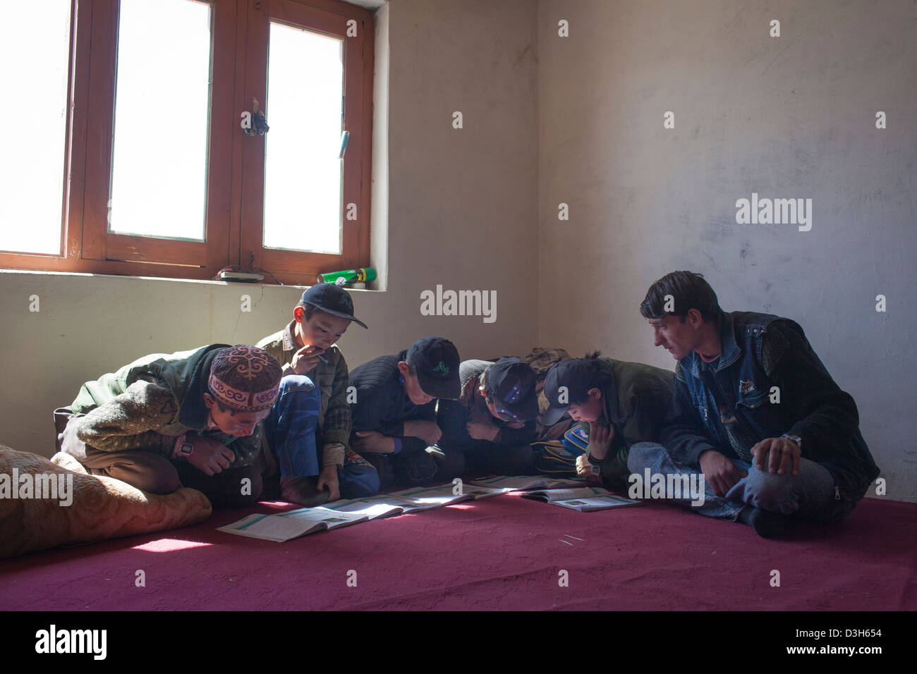 Kirgisische Studenten studieren an einer Zentralasien Inst finanzierten Schule in Bozai Gumbaz in den Wakhan, Afghanistan. Stockfoto