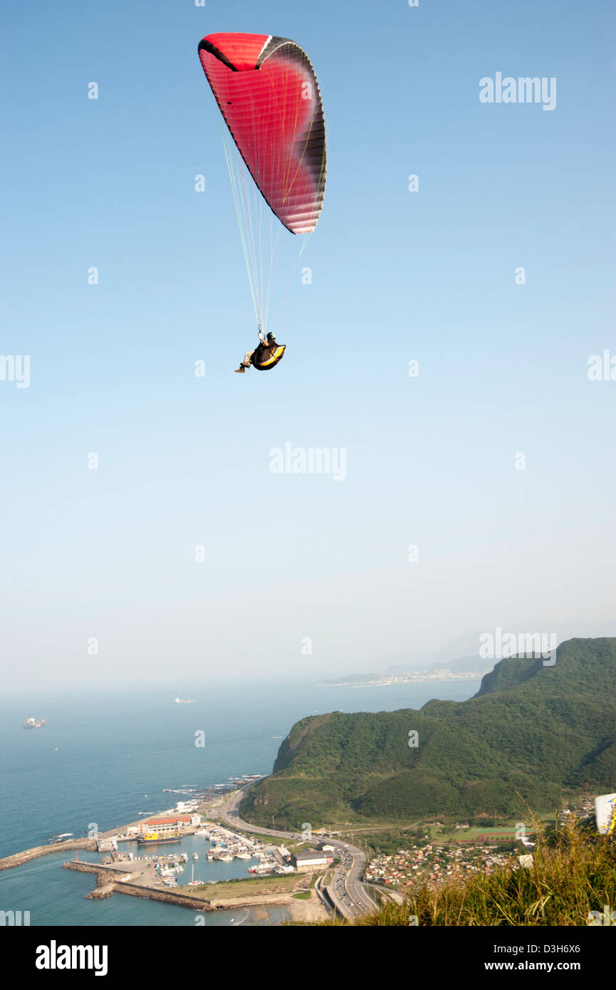 Gleitschirmfliegen über dem nördlichen Küste Taiwans Stockfoto