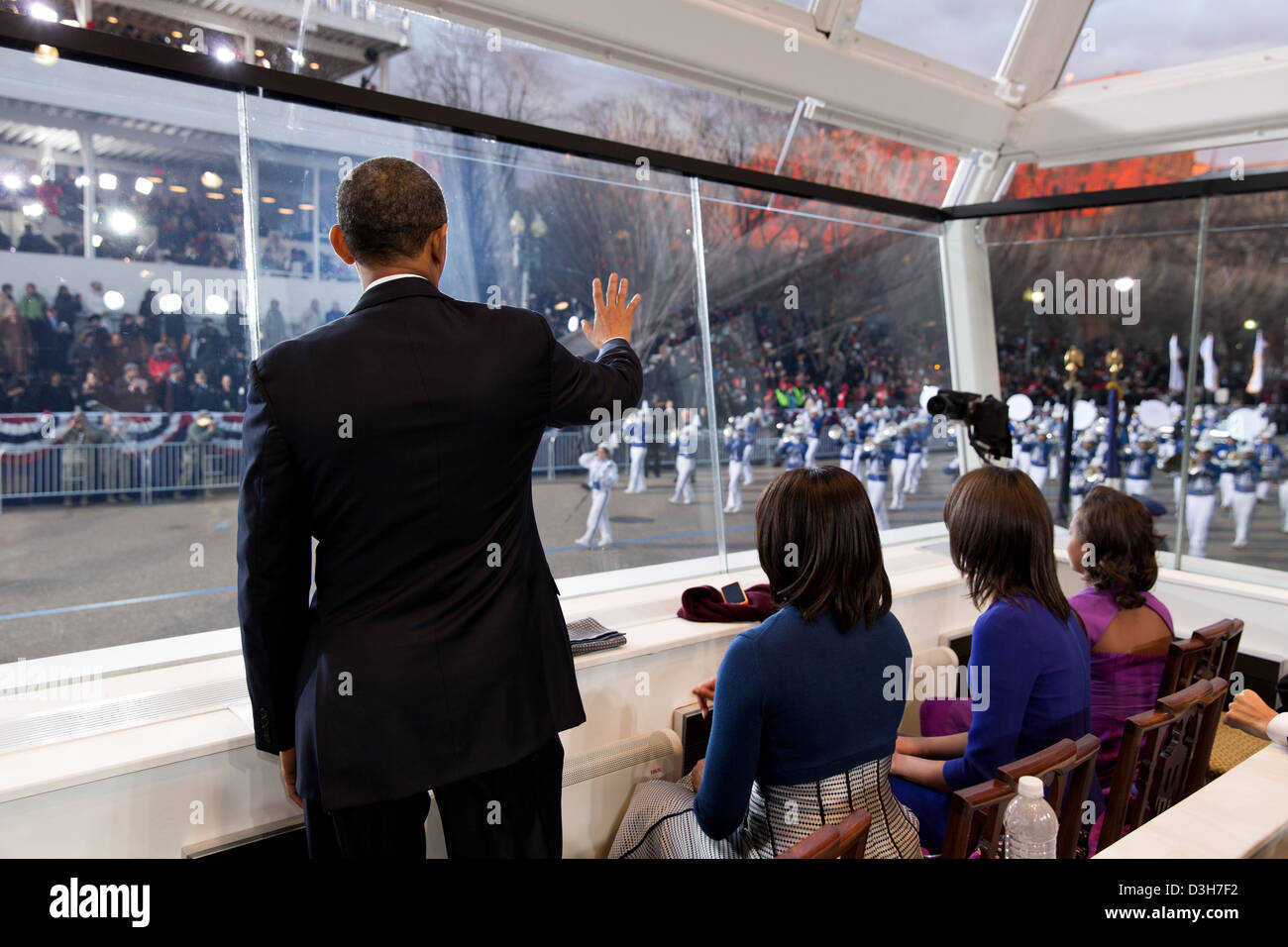 UNS Präsident Barack Obama und First Lady Michelle Obama und Töchtern Malia und Sasha die konstituierende Parade von der Tribüne an der Pennsylvania Avenue 21. Januar 2013 in Washington, DC zu sehen. Stockfoto