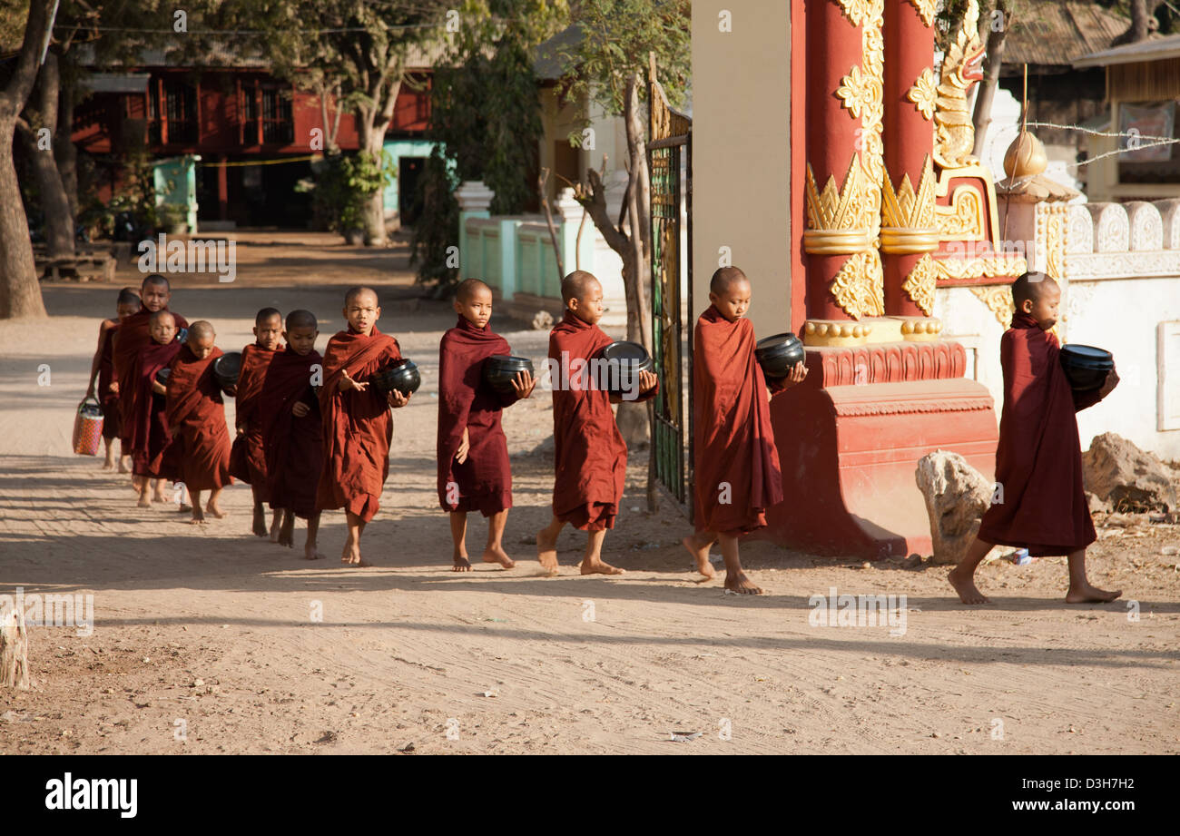 Mönche in Bagan Almosen an Sonne steigen Stockfoto