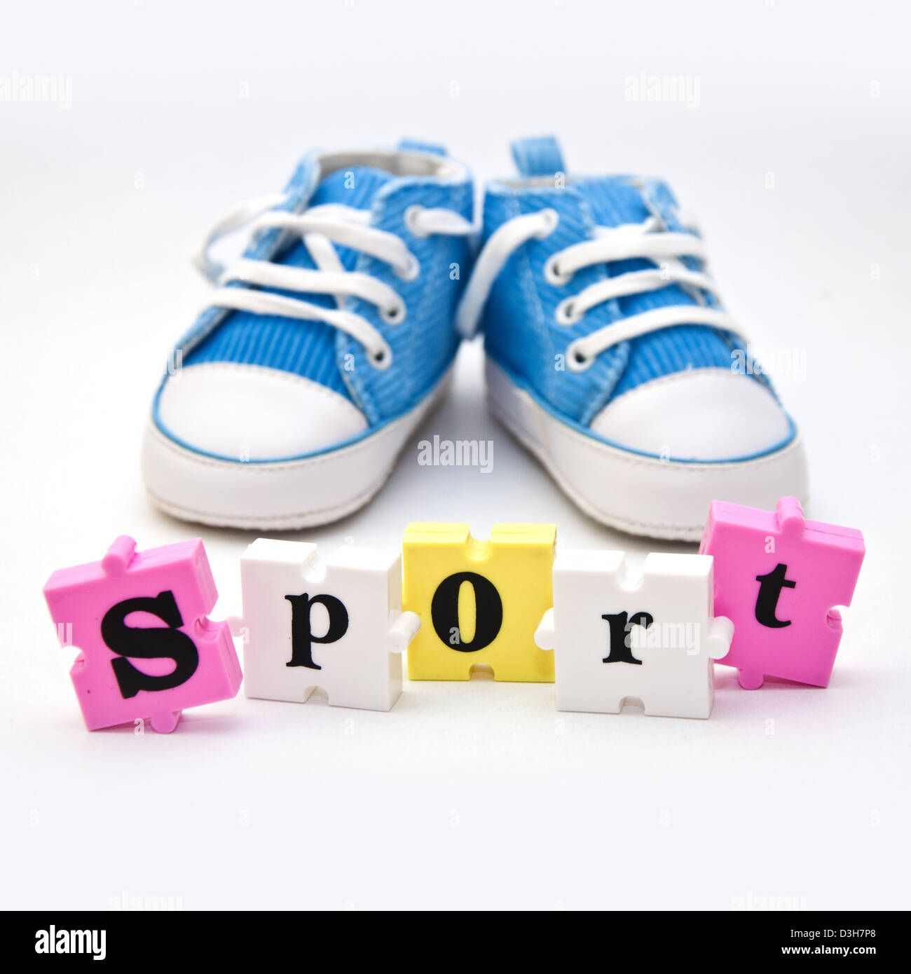 Blue-Baby-Schuhe und ein Wort puzzle-Stücke bilden ein Wort Sport Stockfoto