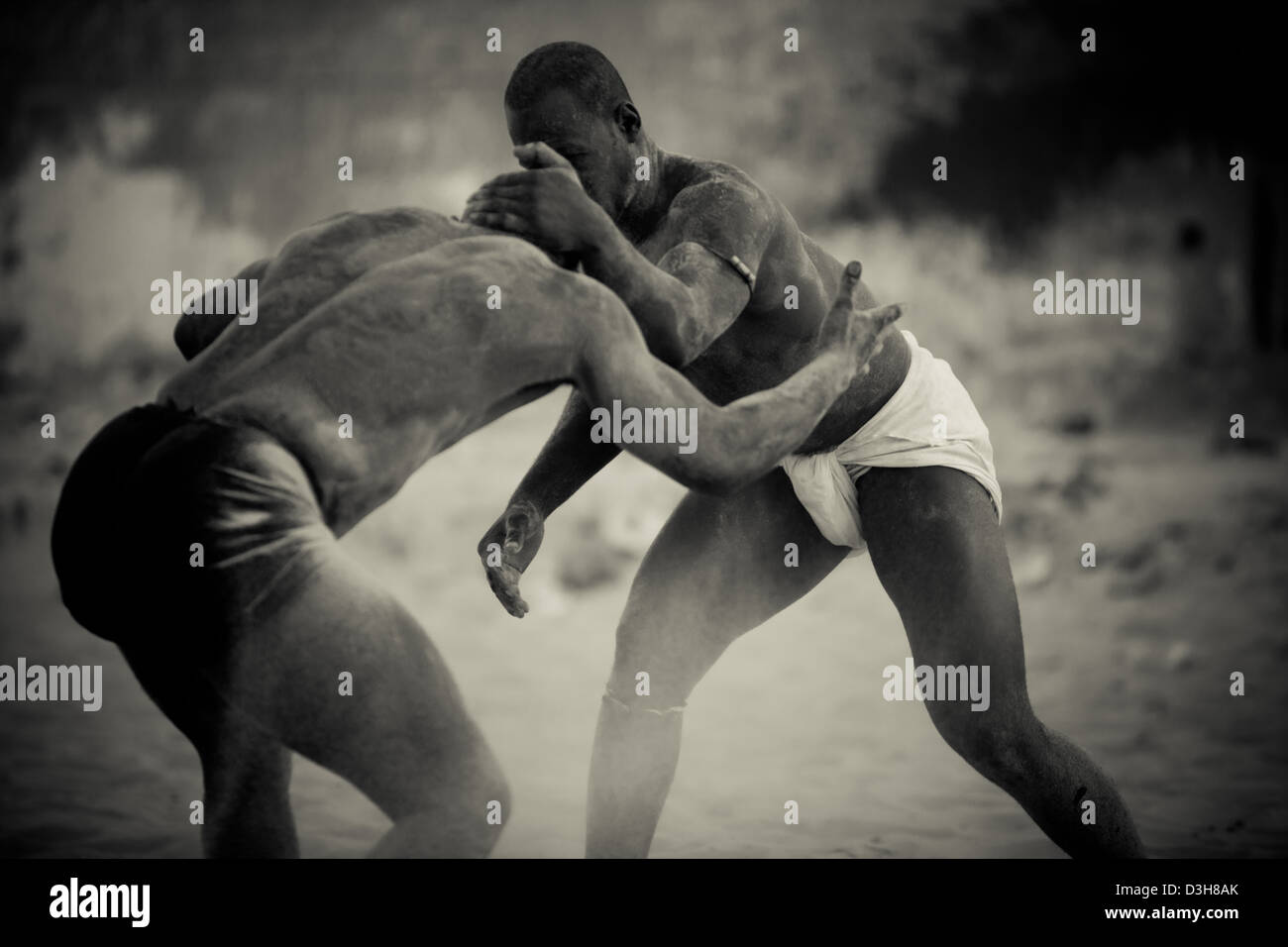 Senegalesische Ringer in Dakar Training im sand Stockfoto