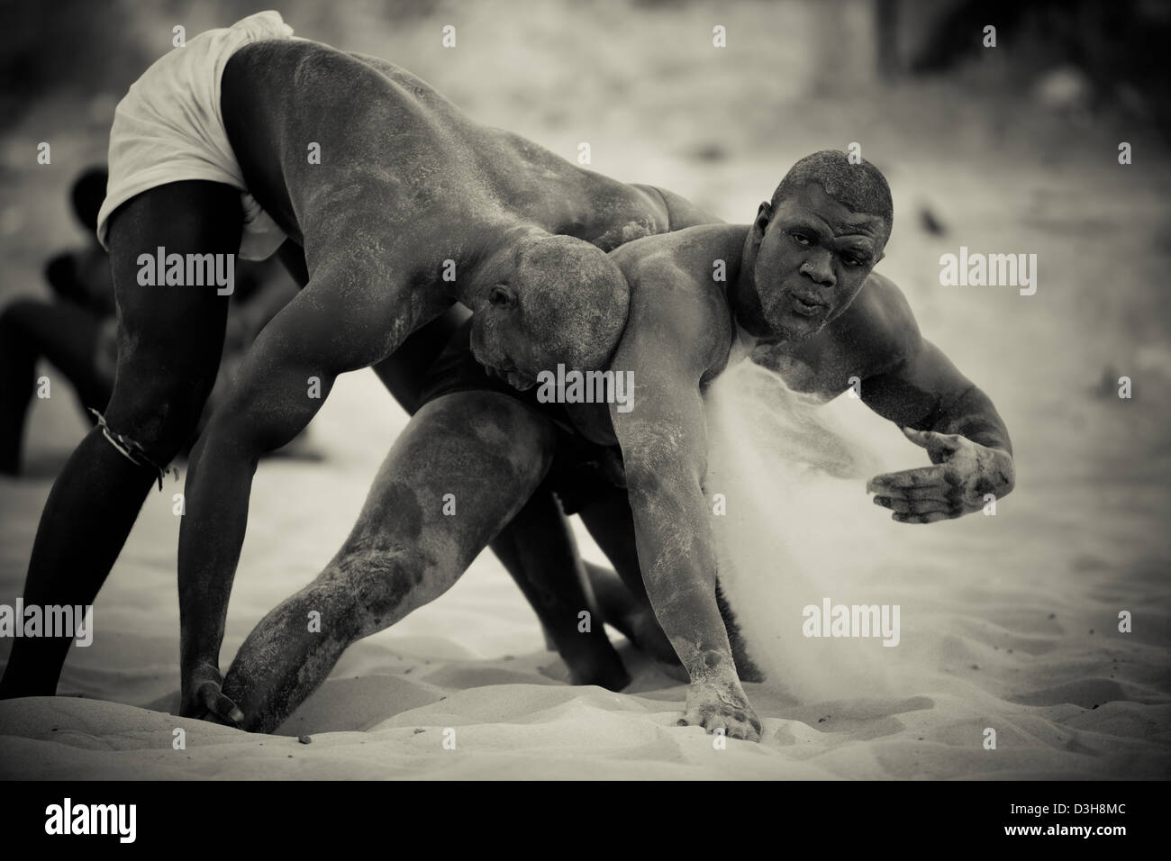 Senegalesische Ringer in Dakar Training im sand Stockfoto