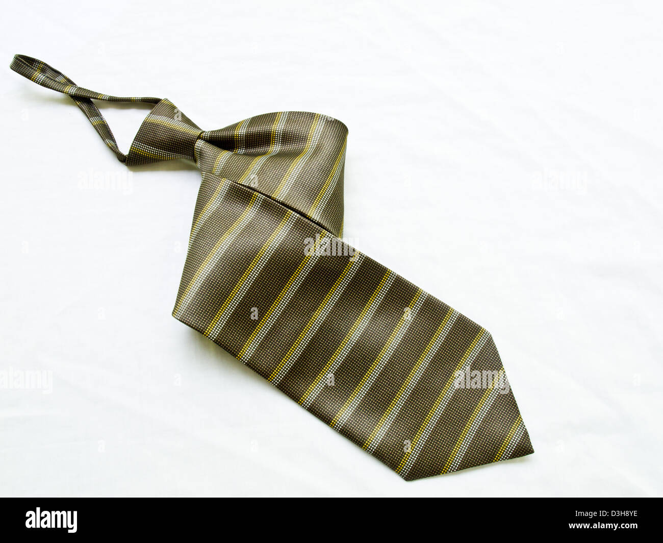 A aufgerollt gestreiften gelb-schwarzen Krawatte isoliert auf weißem Hintergrund. Stockfoto