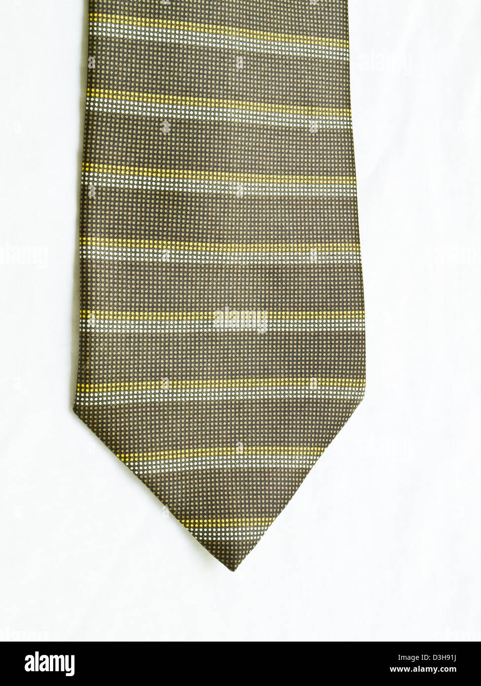 Gestreifte gelbe und schwarze Krawatte isoliert auf weißem Hintergrund. Stockfoto
