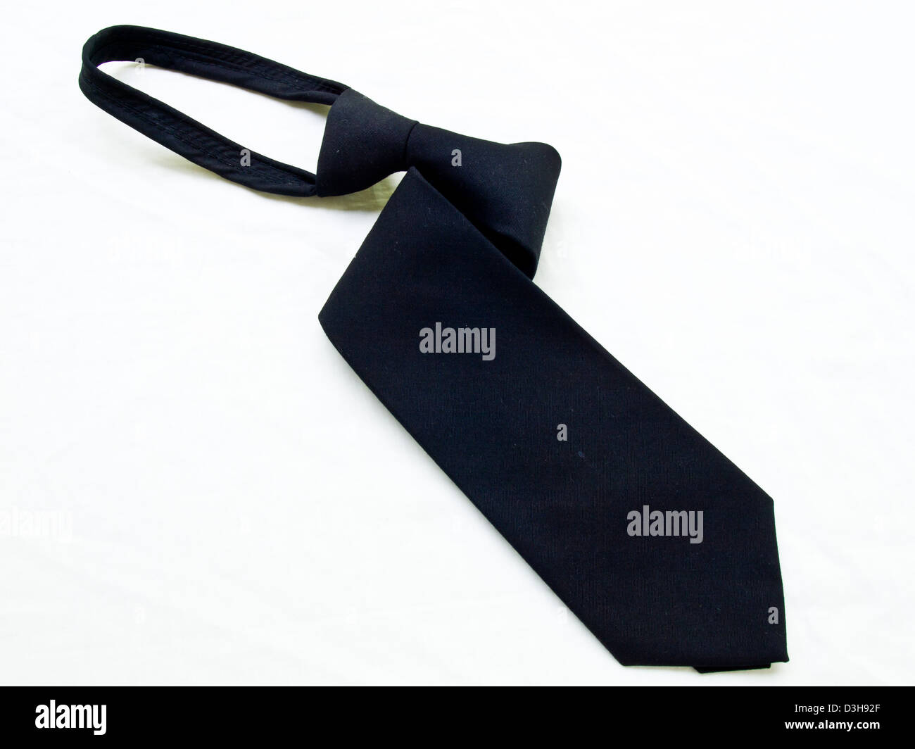 Eine schwarze Krawatte isoliert auf weißem Hintergrund. Stockfoto