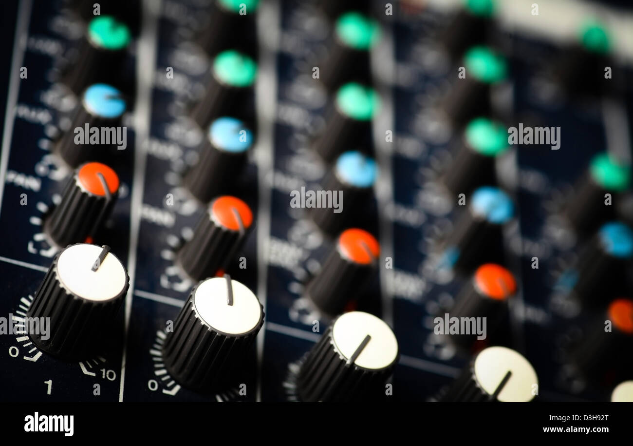 Detail eines Musik-Mixer-Desk mit verschiedenen Knöpfen Stockfoto