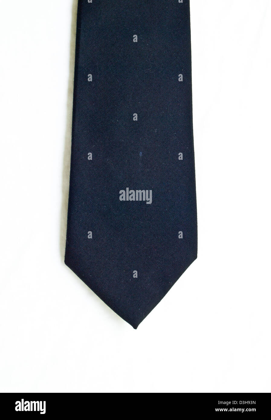 Eine schwarze Krawatte isoliert auf weißem Hintergrund. Stockfoto