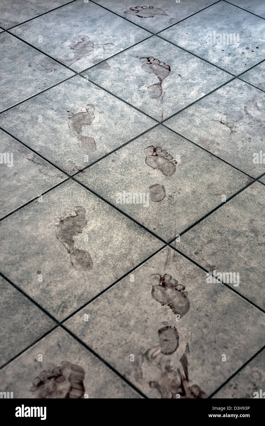 blutigen Fußspuren auf einem Fußboden im Bad Stockfoto
