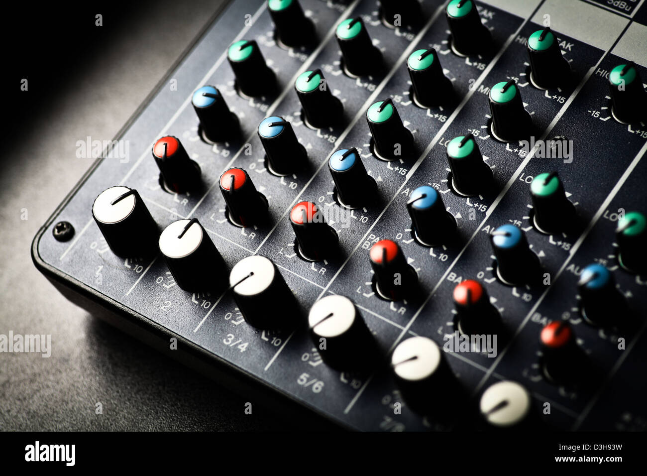 Detail eines Musik-Mixer-Desk mit verschiedenen Knöpfen Stockfoto
