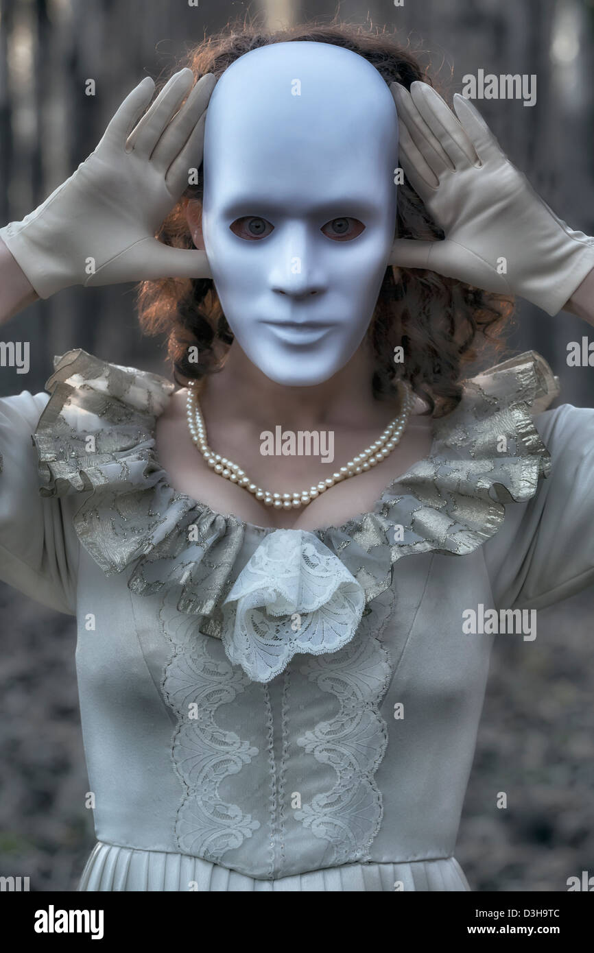 Frau mit einer weißen Maske Stockfoto