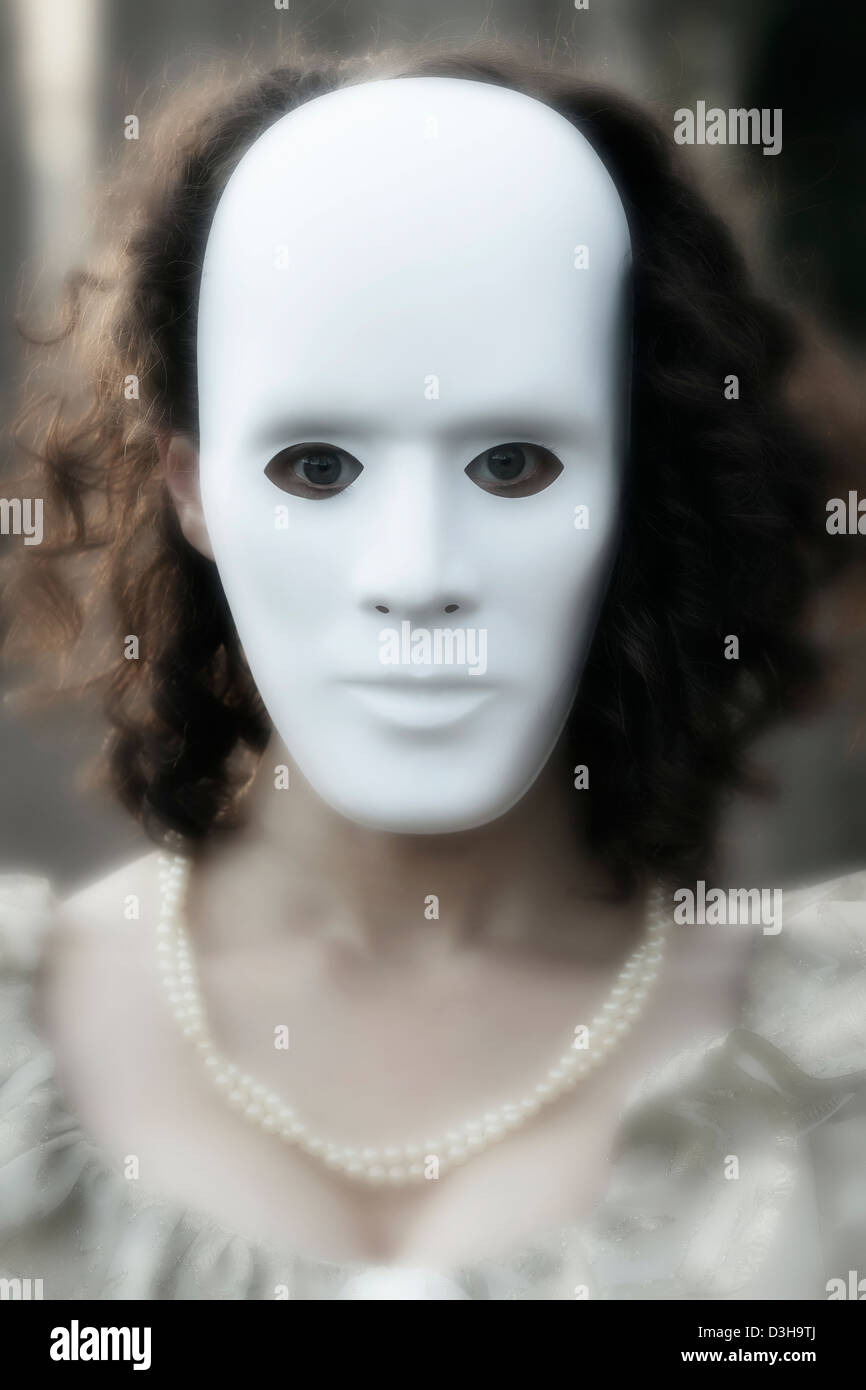 Frau mit einer weißen Maske Stockfoto