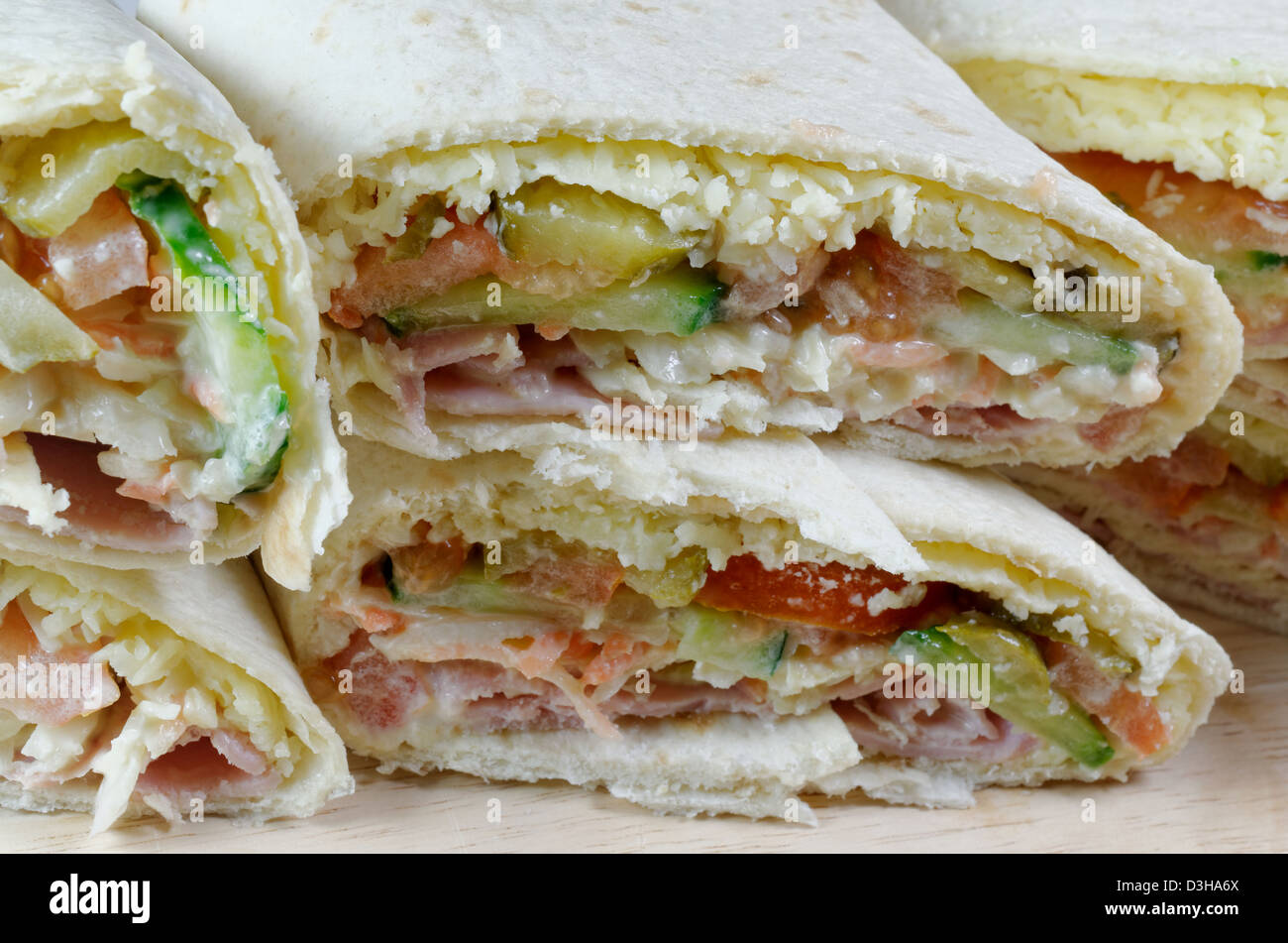 Nahaufnahme Schuss von Tortilla-Wraps mit Salat mit Schinken gefüllt Stockfoto