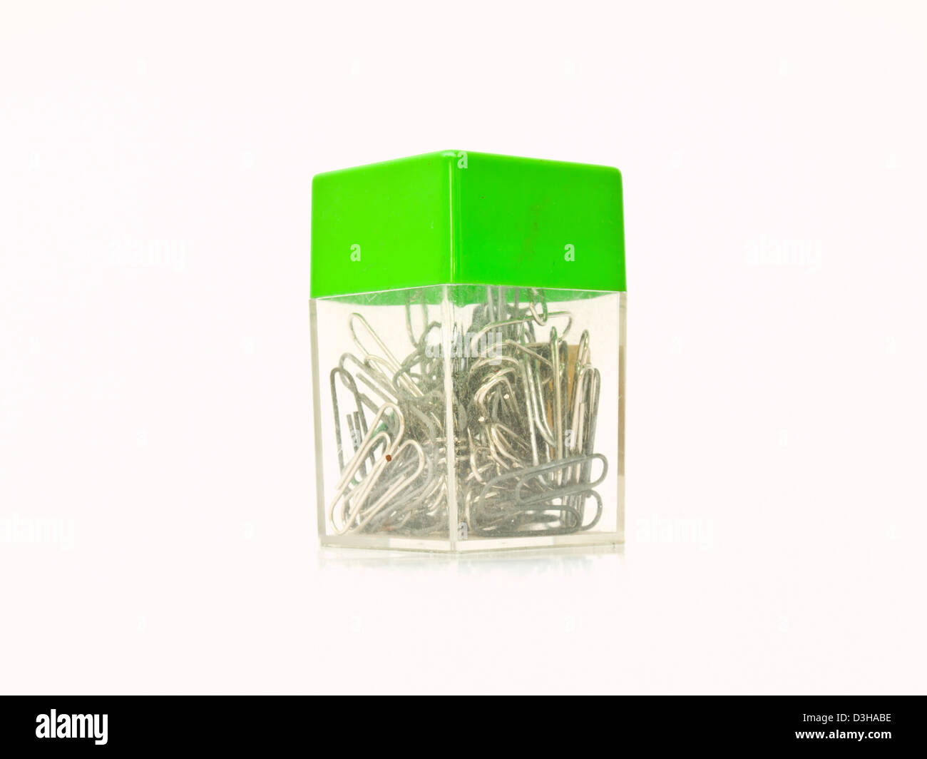 Verwendet Metall Büroklammern in verwendeten Kunststoff-container Stockfoto