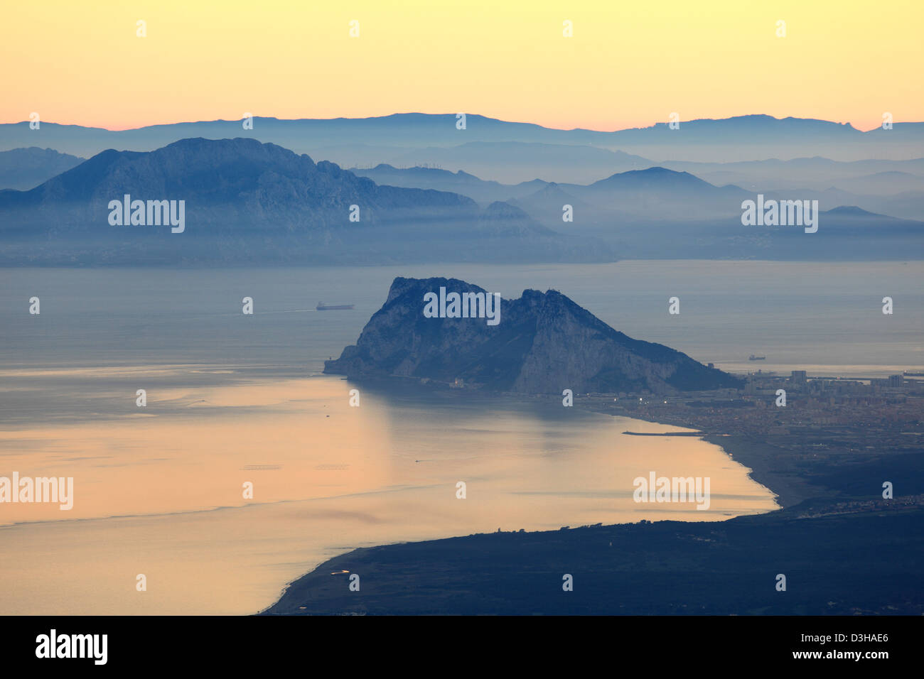 Der Felsen von Gibraltar und die afrikanische Küste bei Sonnenuntergang Stockfoto