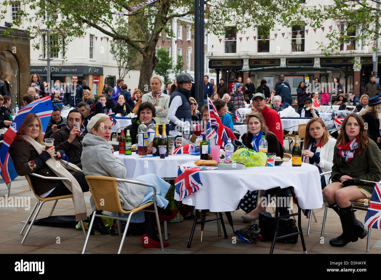 Die Menschen sind Picknick-Mittagessen in London Chelsea im Rahmen von Königin Elisabeth II Diamant-Jubiläum feiern, UK Stockfoto