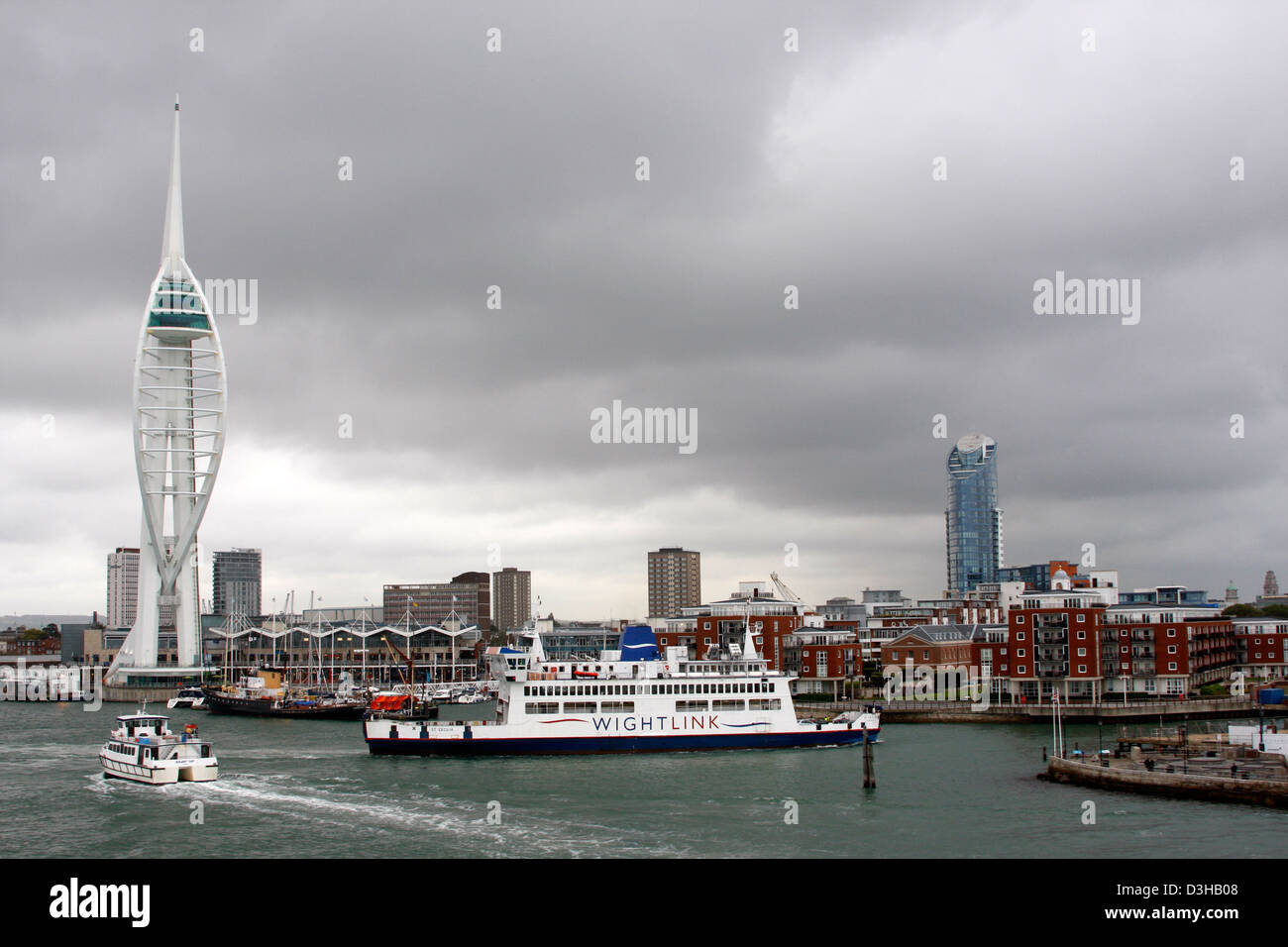 Der Spinnaker Tower, Gunwharf Quays und Portsmouth Historic Dockyard gesehen von der Isle Of Wight Fähre Stockfoto